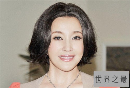 【图】刘晓庆删照门是怎样回事 与化装师合影疑似走光