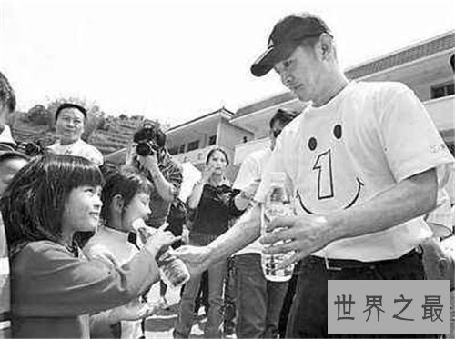 【图】印尼海啸死了多少人 灾惆怅后海滩惊现无名巨怪