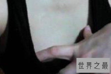 【图】平胸大赛让人匪夷所思 没想到平胸也是炫耀的资