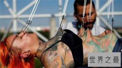 【图】人体悬挂究竟是艺术还是惩罚 北京酒吧演绎人体