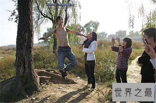 【图】人体悬挂终究是艺术还是惩罚 北京酒吧归纳人体