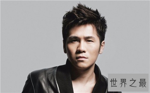 【图】丑男照片配的都是美女 文娱圈丑男娶美妻的男星