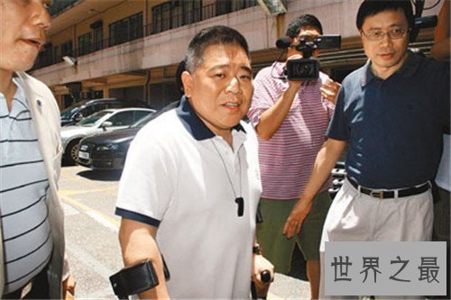 【图】丑男照片配的都是美女 文娱圈丑男娶美妻的男星