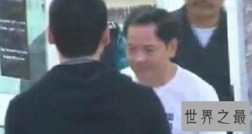 【图】崩牙驹出狱的排场,看完你就知道他为什么会叱