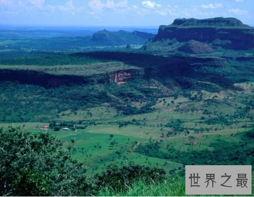 巴西高原海拔300～1500米