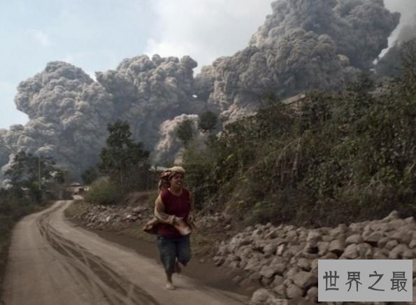 印尼锡纳朋火山