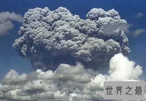 皮纳图博火山迸发
