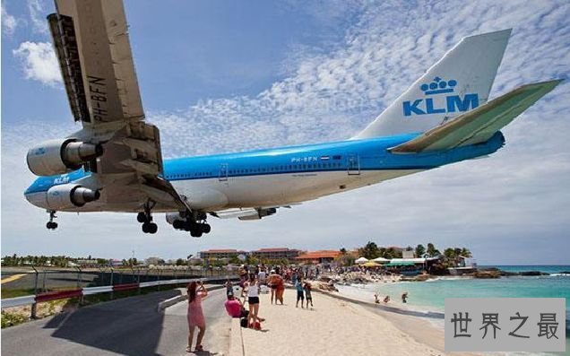 世界上最风险的海滩 低头就是飞机的Maho海滩