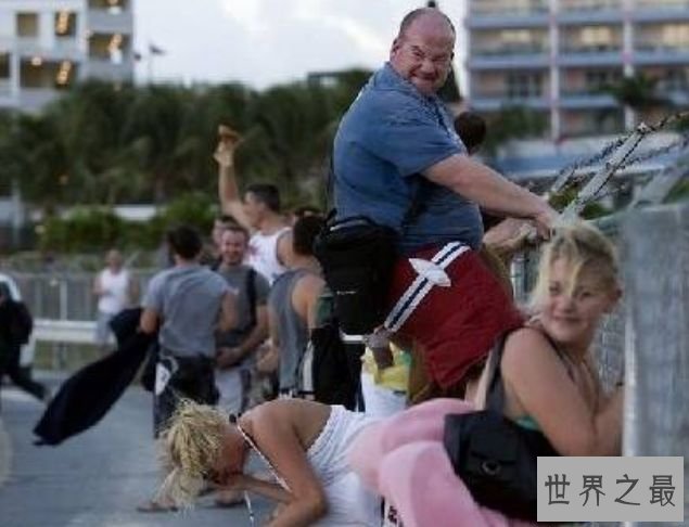 世界上最风险的海滩 低头就是飞机的Maho海滩