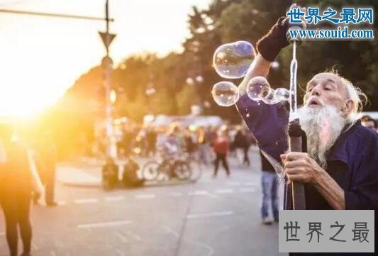 【图】柏林夜店最受欢迎的老头，68岁还去蹦迪的老大爷