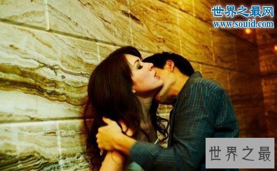 【图】吻戏最多的电影，香水有毒(性感骚妇色诱水管工