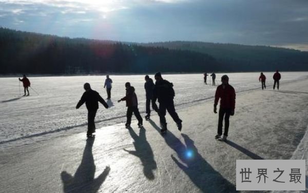 世界上最大的自然溜冰场 长达11公里的业余赛道