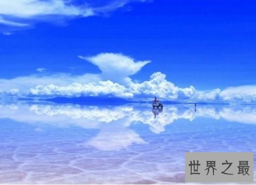 世界最大的盐层笼罩荒原 乌尤尼盐沼能倒映出天空的场景