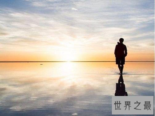 世界最大的盐层笼罩荒原 乌尤尼盐沼能倒映出天空的场景