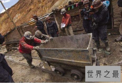波托西银都矿工们的工作环境