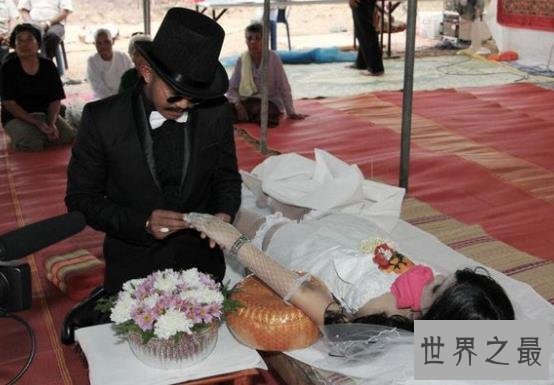 【图】世界上最不可思议的婚姻，人与尸体与眼镜蛇结