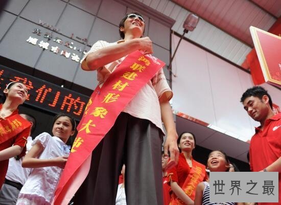 【图】亚洲第一伟人黄长求，身高2米4像出租本人赚钱