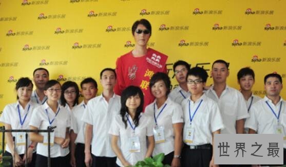 【图】亚洲第一伟人黄长求，身高2米4像出租本人赚钱