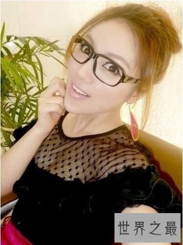 【图】中国最性感女老师朱松花，深深的乳沟让人欲罢