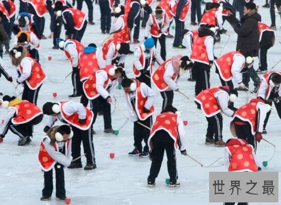 【图】世界上最多人同时抽陀螺，黑龙江1000名先生抽冰