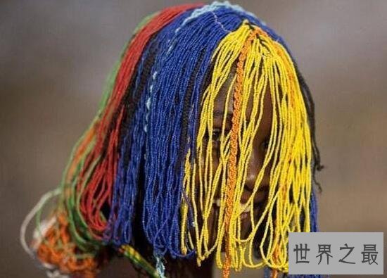 【图】世界上最脏的女人，安哥拉部落女人用牛粪洗头