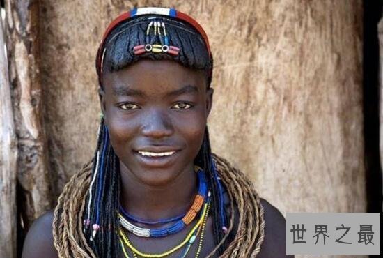 【图】世界上最脏的女人，安哥拉部落女人用牛粪洗头