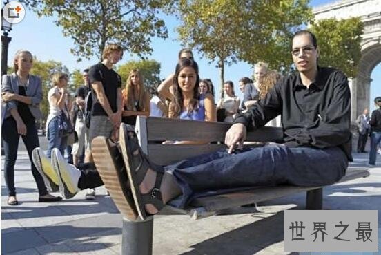 【图】世界上最大的肺活量，吹出直径2.44米重1000克气球