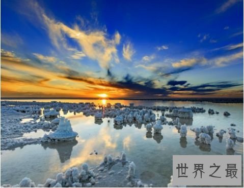 察尔汗盐湖的外形：