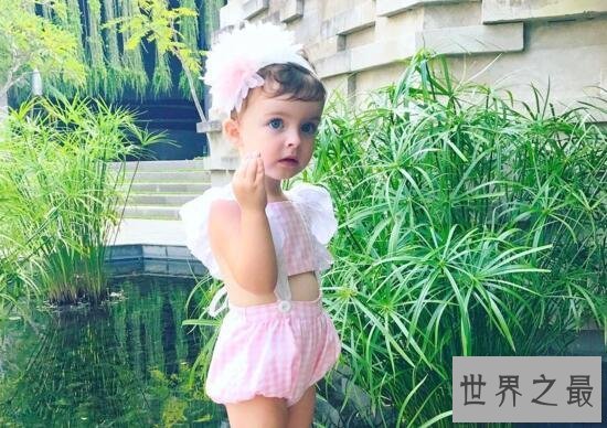 【图】世界上最年轻的模特，2岁女孩登上纽约古装周
