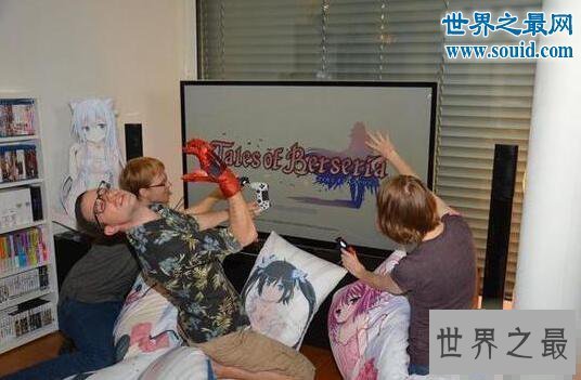 【图】世界第一宅男，吃饭都要用手办的瑞士小伙