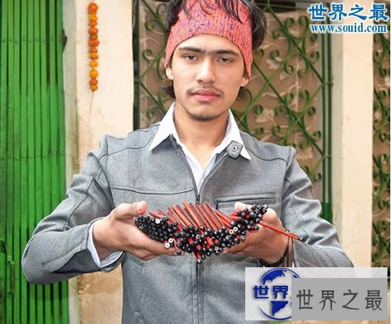 【图】最新世界第一大嘴，尼泊尔男子嘴巴插进138支铅