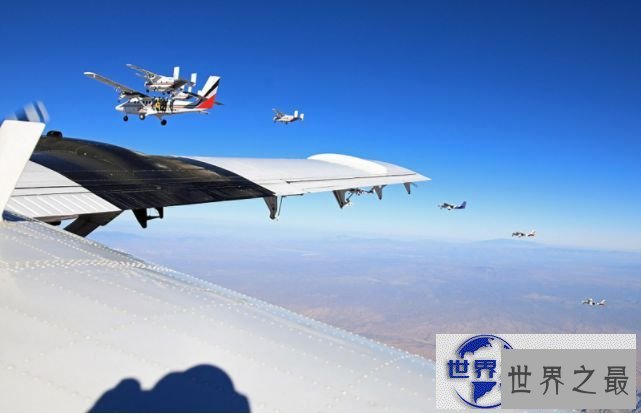 217人一起花样跳伞刷新世界纪录