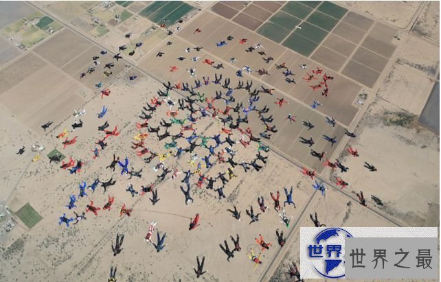 217人一起花样跳伞刷新世界纪录