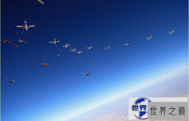 217人一起花样跳伞刷新世界纪录